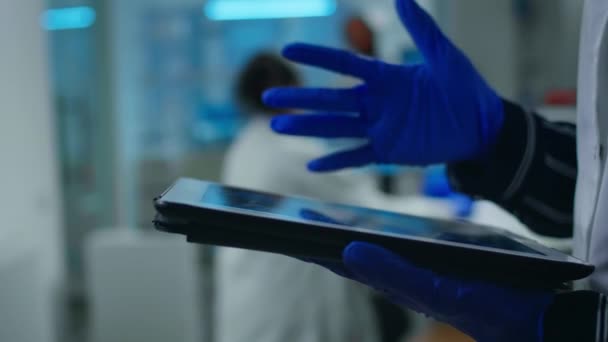 Tabletteki verileri inceleyen bilim adamlarına yaklaş — Stok video
