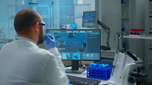 Orolig kemist läkare arbetar med PC undersöka vaccinets utveckling — Stockvideo