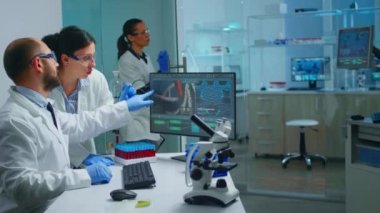 Kimyager doktor iş arkadaşına aşı gelişimini açıklıyor