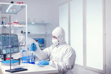 Tıp çalışanı modern bilimsel tesislerde mikro pipet kullanıyor.