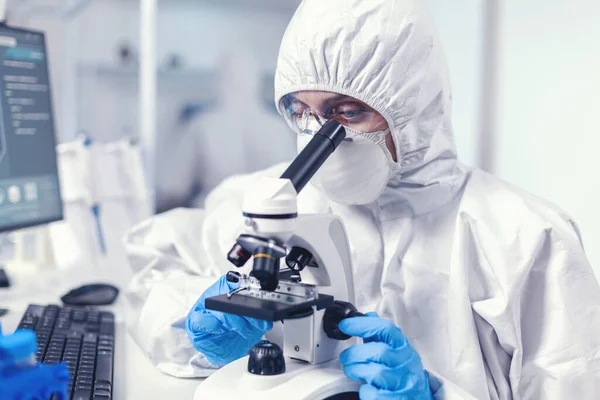 Kvinna forskare i laboratorium söker efter covid botemedel — Stockfoto