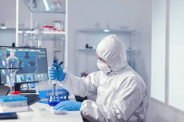 Medizinischer Forscher misst Flüssigkeit mit automatischer Pipette — Stockfoto