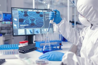 Tıbbi araştırmacılar tarafından laboratuvarda kullanılan mikro pipet.