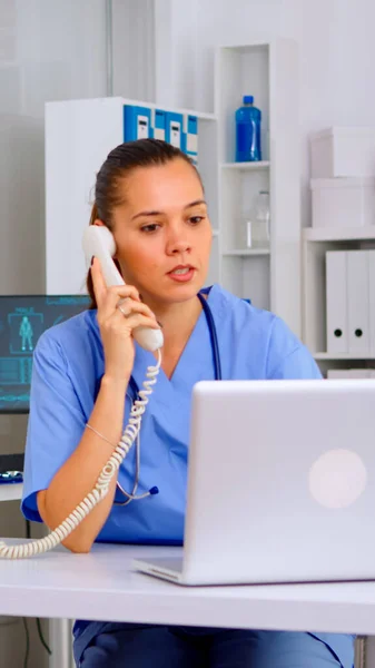 Medico che parla con il paziente al telefono — Foto Stock