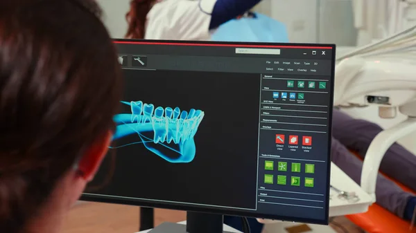 コンピュータ上のデジタルデンタルフィンガープリントを見ている組織学者看護師 — ストック写真