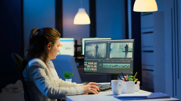 Vidéographe surmenage à l'ordinateur à partir du bureau d'affaires — Photo