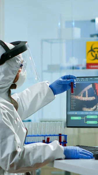 Вчений біотехнології в костюмі піп досліджує в обладнаній лабораторії — стокове фото