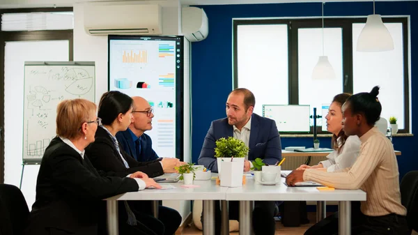 Hombre empresa líder esperando diverso equipo para conferencia de negocios — Foto de Stock