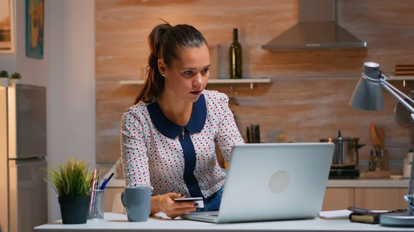 Spansktalande kvinna handla online med kreditkort — Stockfoto