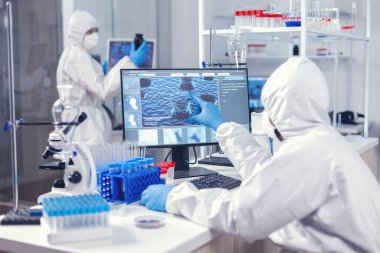 Koronavirüsün evrimini araştıran sağlık doktorları