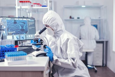 Koronavirüs aşısı geliştirmeye çalışan bir bilim adamı ekibi.