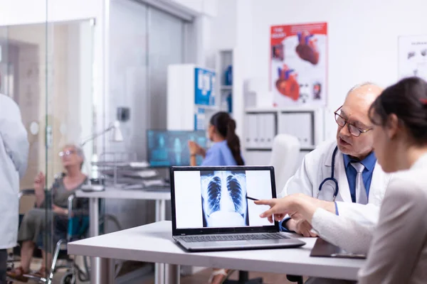 Radiologiste examinant la radiographie numérique de la femme pendant les consultations — Photo
