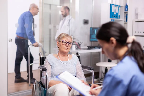 Senior pensionierter Patient sucht medizinische Beratung und Behandlung — Stockfoto