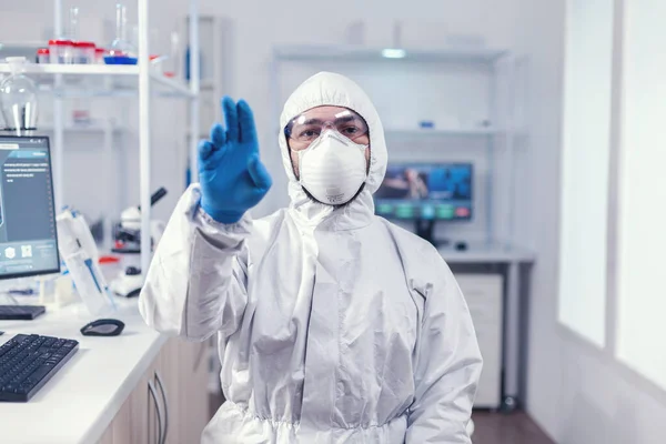 Científico en laboratorio moderno utiliza la realidad virtual durante la epidemia de coronavirus — Foto de Stock