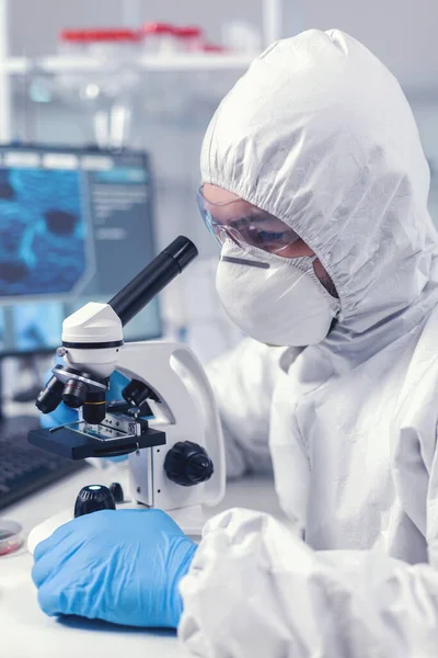 Närbild av chefsforskare justerar mikroskop — Stockfoto