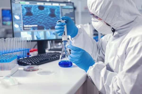 Mann im wissenschaftlichen Labor arbeitet mit Mikropipette und Petrischale — Stockfoto