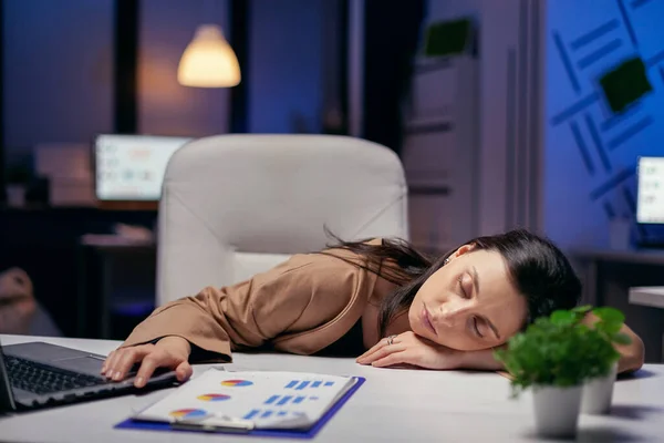 Уставшая деловая женщина отдыхает головой на столе — стоковое фото
