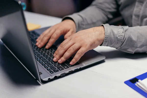 Close-up van ondernemer met behulp van laptop computer — Stockfoto