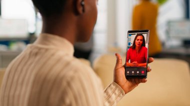 Afrikalı bir kadın web kamerasında uzaktan yöneticiye mali raporları açıklıyor