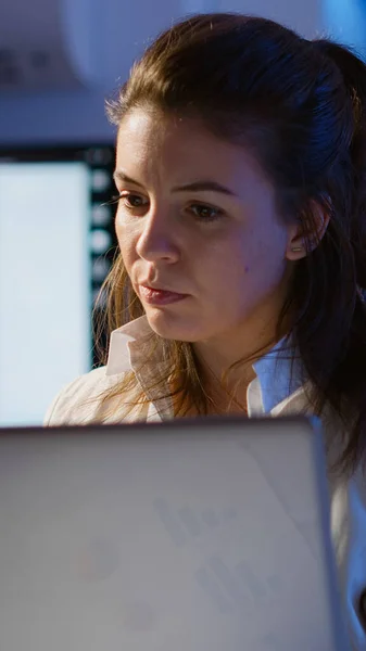 Freelancer digitando sul computer portatile a tarda notte in piedi in ufficio start up — Foto Stock