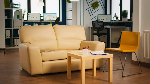 Intérieur de bureau créatif vide avec lumière crépusculaire — Photo