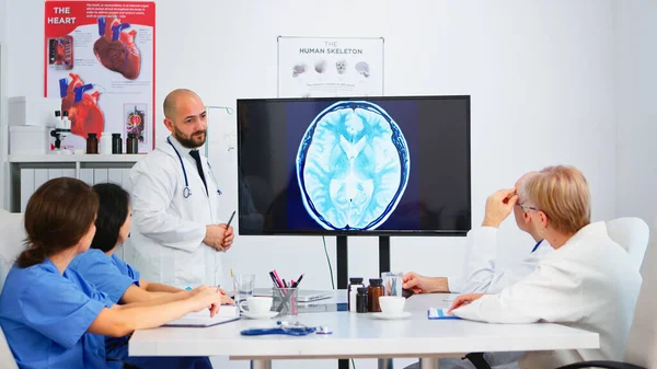 Equipo de médicos analizando rayos X digitales durante la lluvia de ideas — Foto de Stock