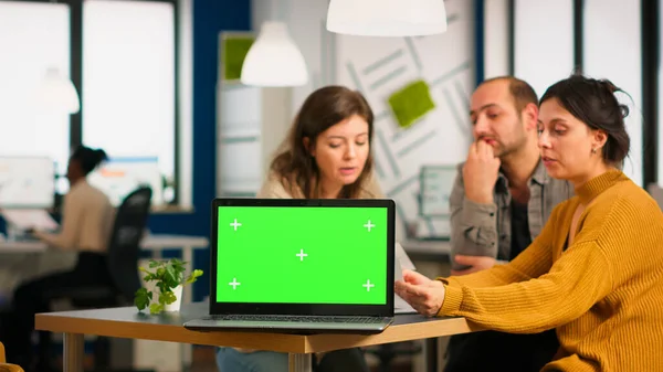 Groep van zakenmensen bespreken bedrijfsplan met mockup laptop — Stockfoto