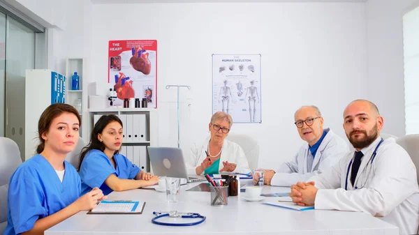 Grupo de médicos especialistas en videoconferencia — Foto de Stock