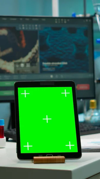 在实验室的摄像机前放置有模拟绿色屏幕的平板电脑 — 图库照片