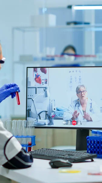 Forskare lyssnar professionell läkare på videosamtal — Stockfoto