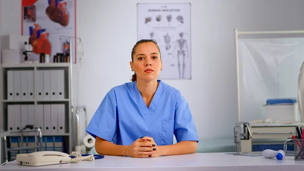 Auténtica enfermera experimentada hablando con la cámara — Foto de Stock