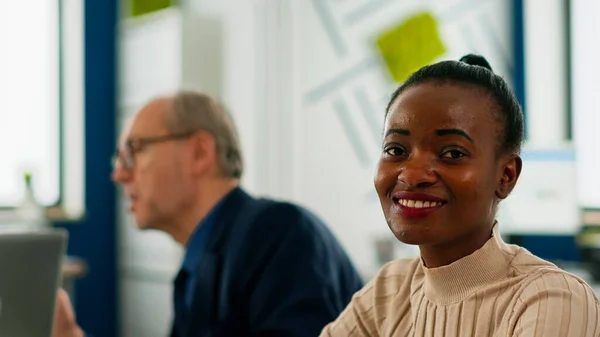 Zwart manager vrouw kijken naar camera glimlachen — Stockfoto