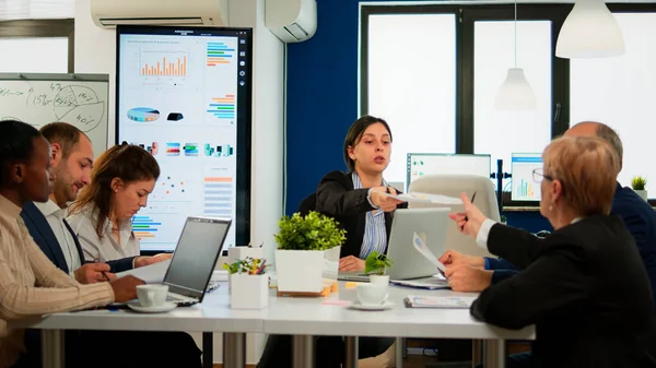 Grupo de empresarios diversos que se reúnen en la sala de conferencias — Foto de Stock