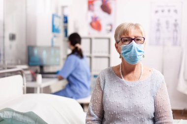 Yaşlı hasta kadın doktordan teşhis bekliyor.