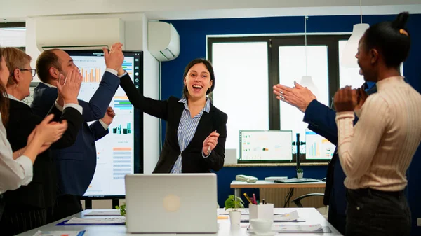 Felices empresarios diversos dando cinco altos durante la lluvia de ideas corporativa equipo — Foto de Stock