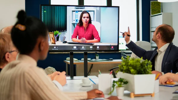 Vrouw ceo spreken op webcam tijdens virtuele business video presentatie — Stockfoto