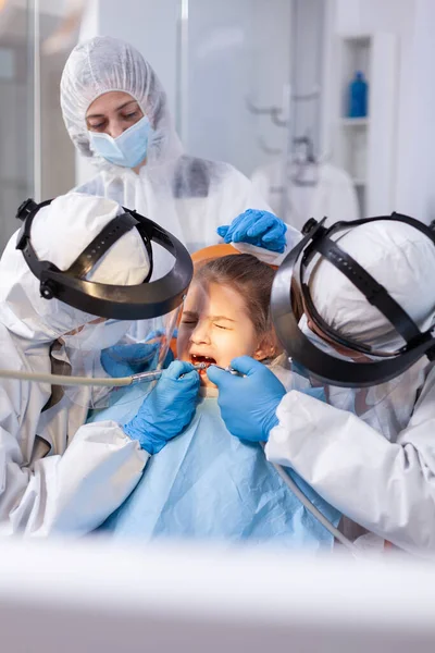 Menina no curso de tratamento de cárie dolorosa — Fotografia de Stock