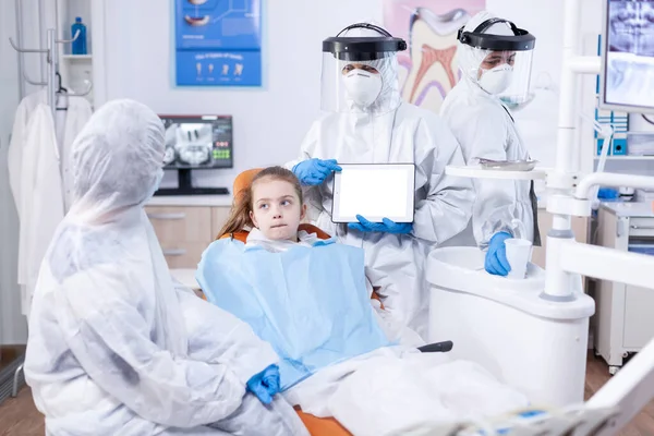 Dentista pediátrico falando sobre procedimento odontológico — Fotografia de Stock