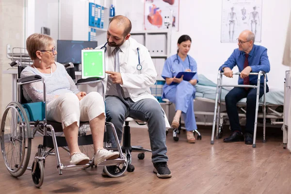 Therapeut tablet met groen scherm — Stockfoto