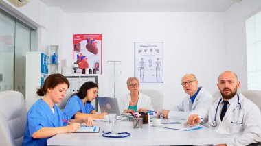 Doktorlar Şef fizisyenle çevrimiçi görüşüyor.