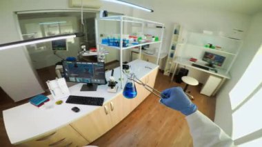 Teknoloji uzmanının POV 'u laboratuvar test testi örneği yapıyor