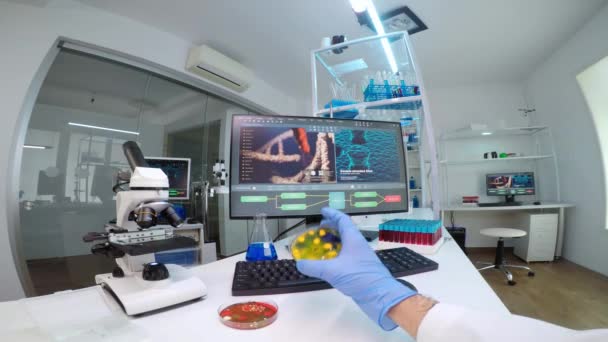 FPV chemika trzymającego płytkę Petriego z różnymi bakteriami — Wideo stockowe