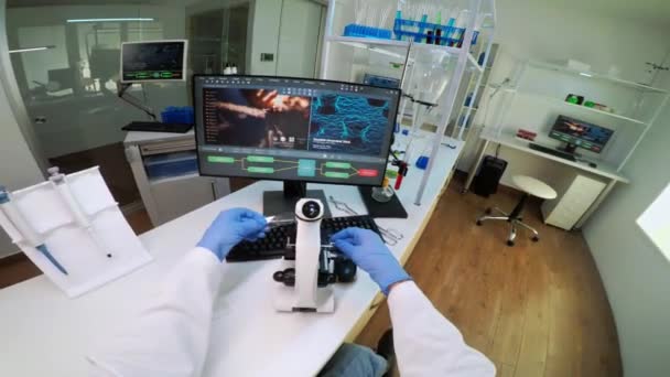 FPV de científicos de biotecnología que investigan en laboratorio con microscopio — Vídeos de Stock