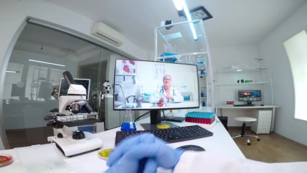 POV vědce poslech profesionální lékař na videohovor, — Stock video