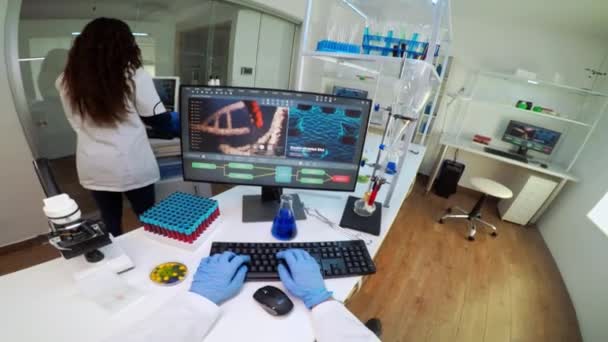 FPV del investigador masculino que trabaja en investigación de laboratorio — Vídeos de Stock