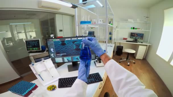 POV de científico médico trabajando con imagen de escaneo de ADN — Vídeos de Stock