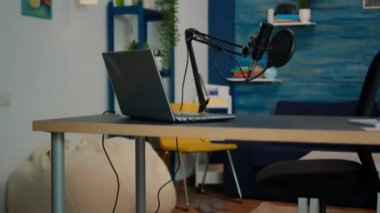 Boş oturma odasında nüfuz edicinin profesyonel podcast mikrofonu