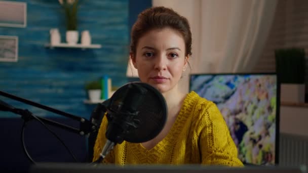 Žena blogger sedí v domácím studiu při pohledu na kameru — Stock video