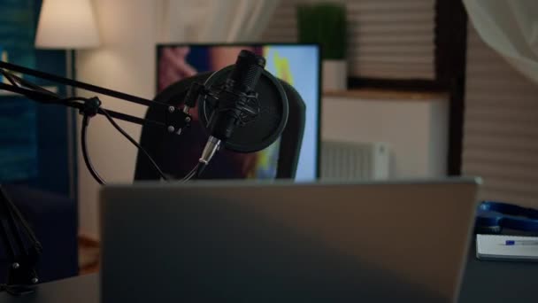 Profesyonel brodcast ile oturma odasında podcast ev stüdyosu — Stok video