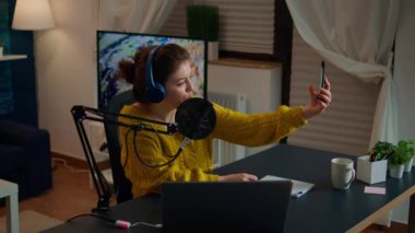 Yayın sırasında selfie çeken eğlence blogcusu